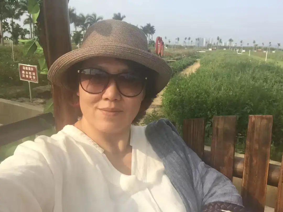 58歲的她，自駕房車旅居，一人兩犬，活成了自己喜歡的樣子